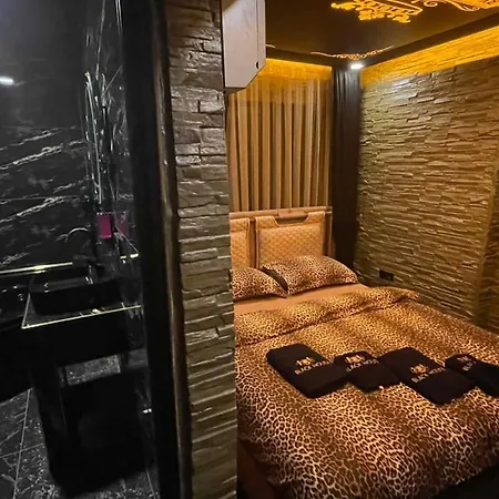 Black House Apart Apart Otel *